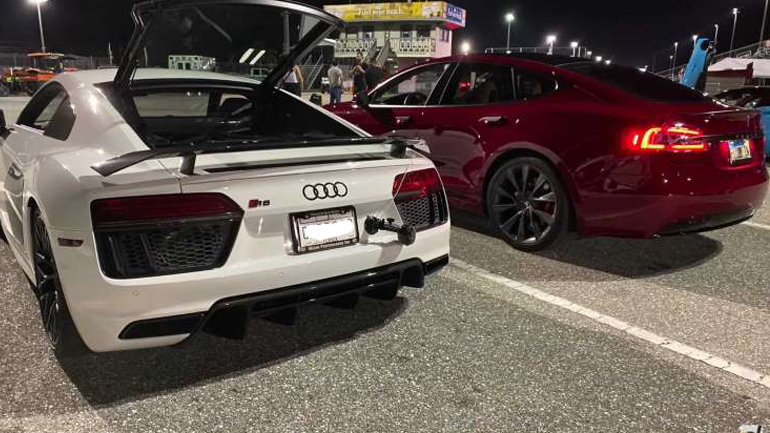 Τesla Model S εναντίον Audi R8 στην ευθεία